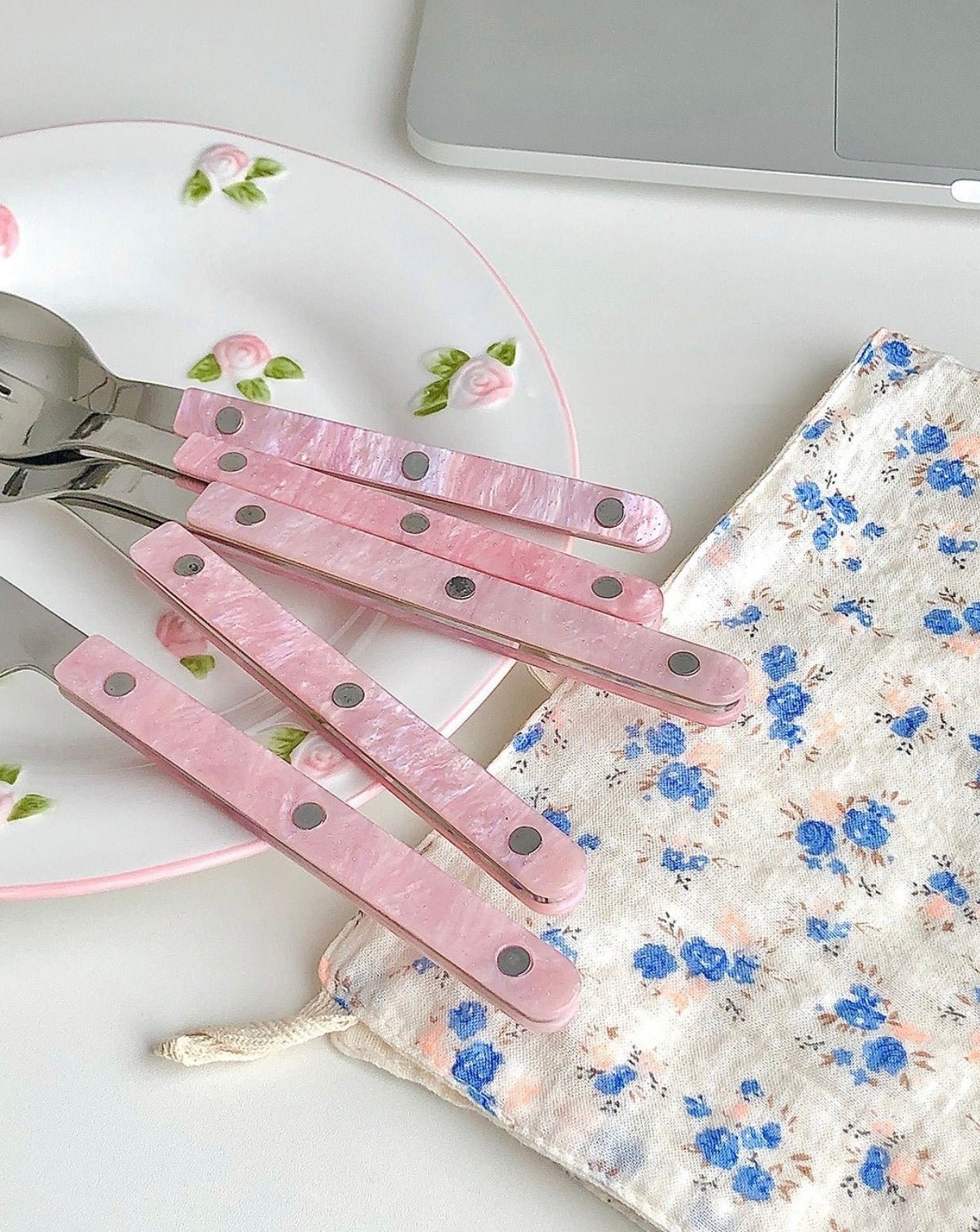 Australian-Inspired Pinky Flatware Set - 10-Piece Elegant Collection