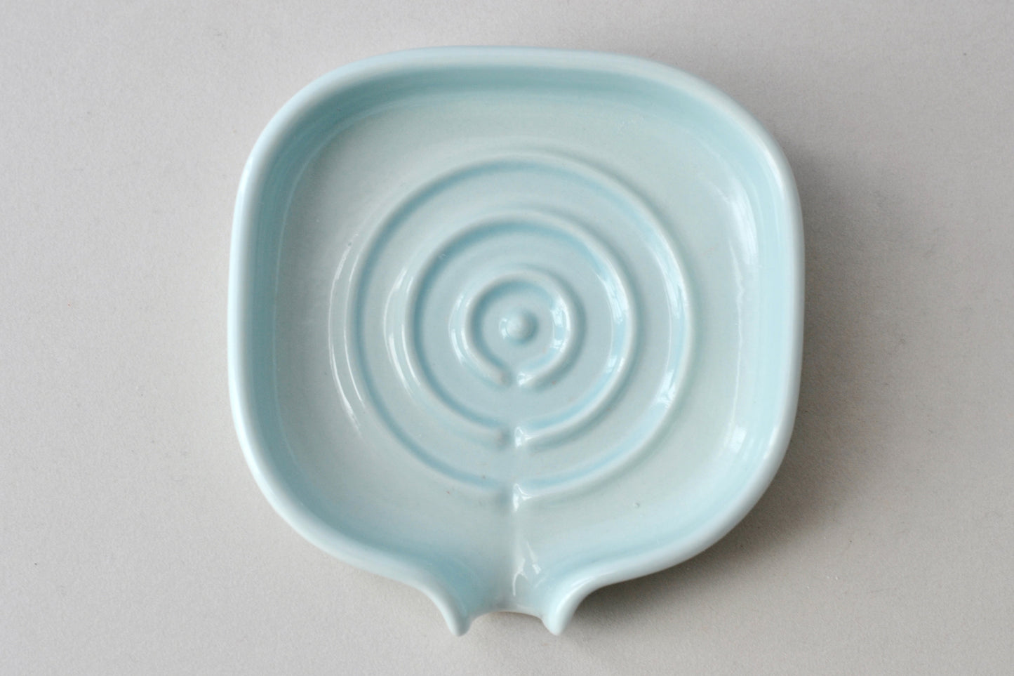 No-Waste Soap Dish - Self-Draining Porcelain Design
